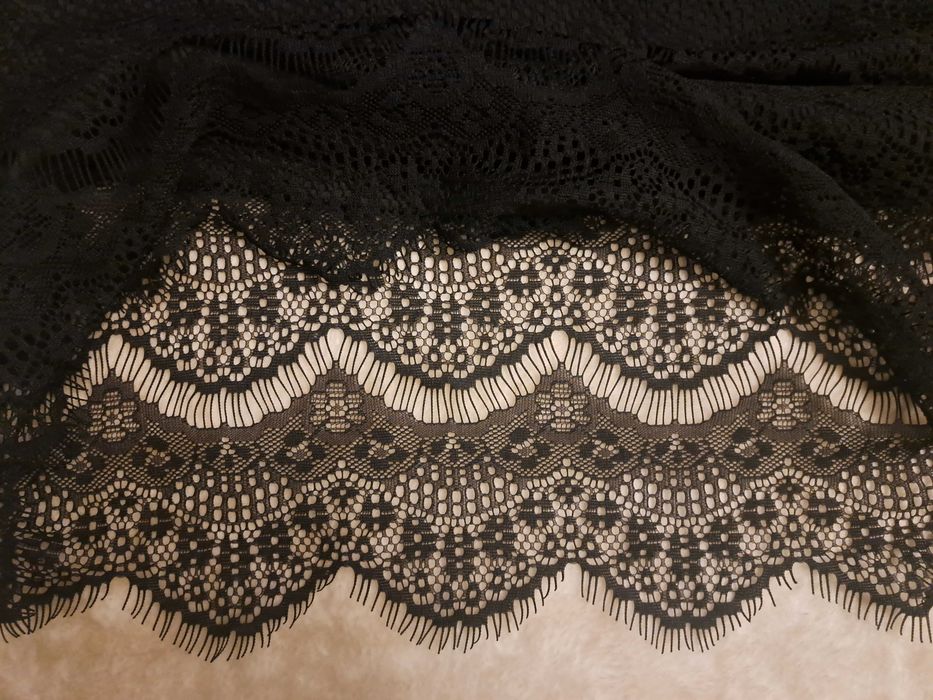 Sukienka w koronkowe fale