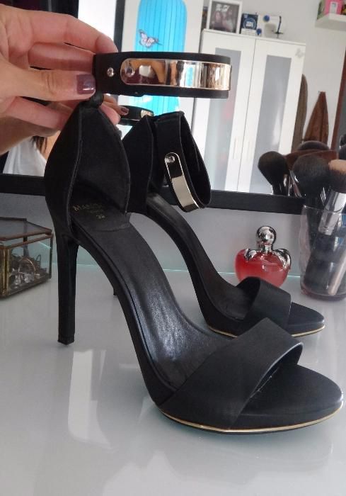 Sapatos elegantes Mango com pulseira dourada espelhada