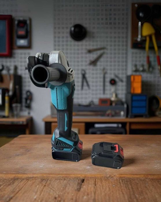 Потужна акумуляторна болгарка з двома батареями в чемоданчику