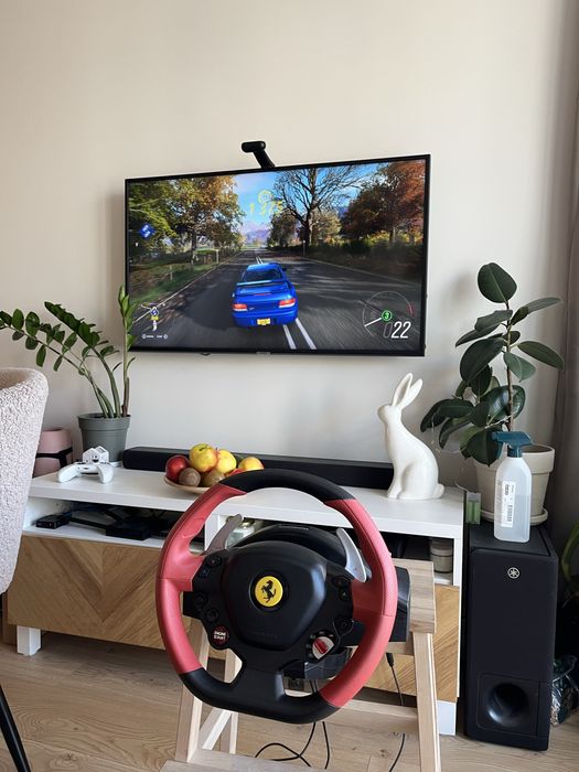 Xbox One X + kierownica Thrustmaster Ferrari 458 – zestaw do grania