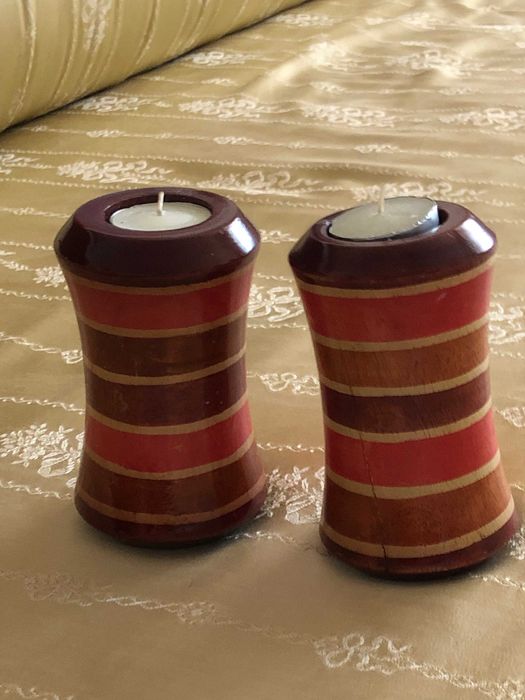 Conjunto de 2 castiçais em madeira, fabricados Tailândia