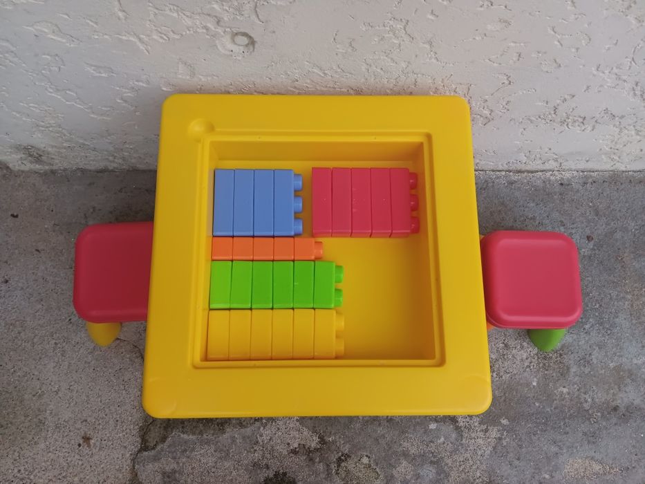 Mesa com Legos Usada para Crianças
