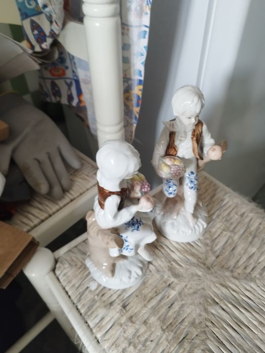 2 estatuetas de um menino e uma menina