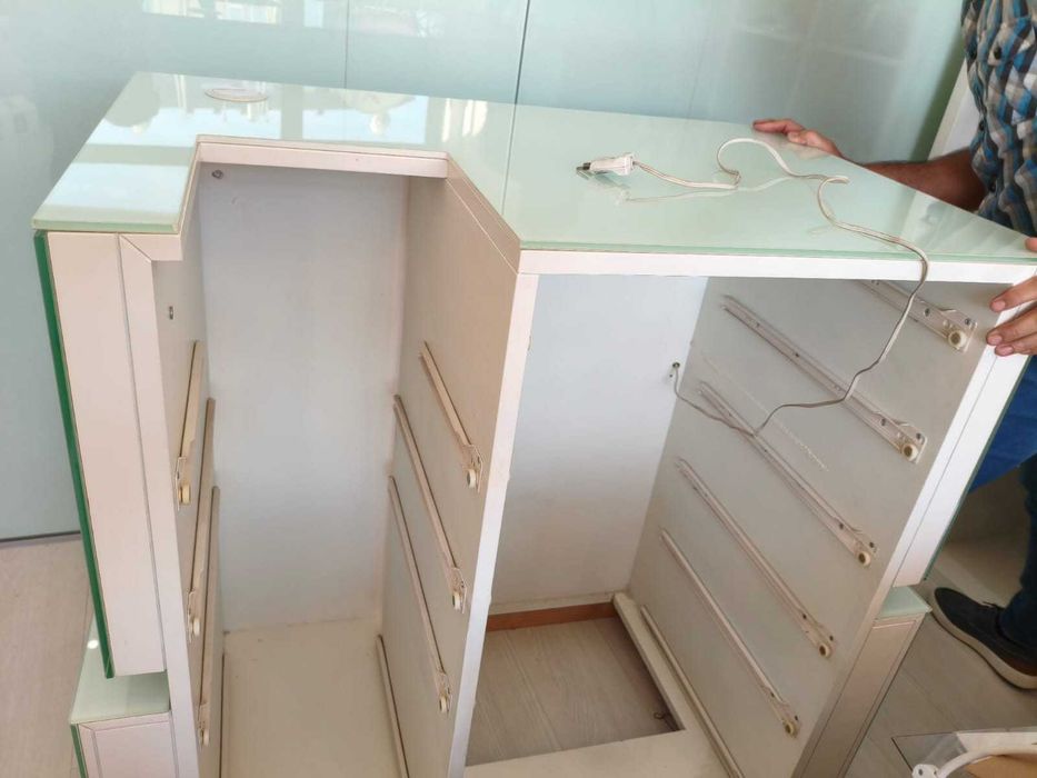 Glass counter with LED lighting64285284422017124