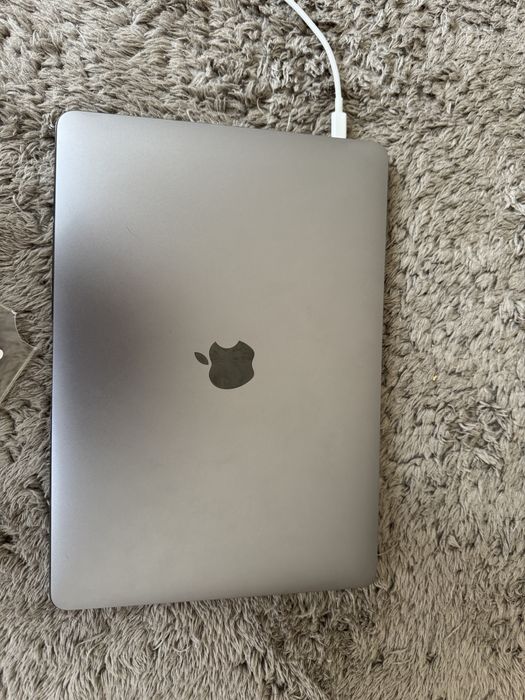 MacBook Pro 2020 13" touch bar i5 16GB Ram 500GB