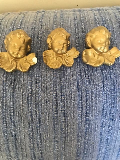 Cabeças de anjos dourada em gesso