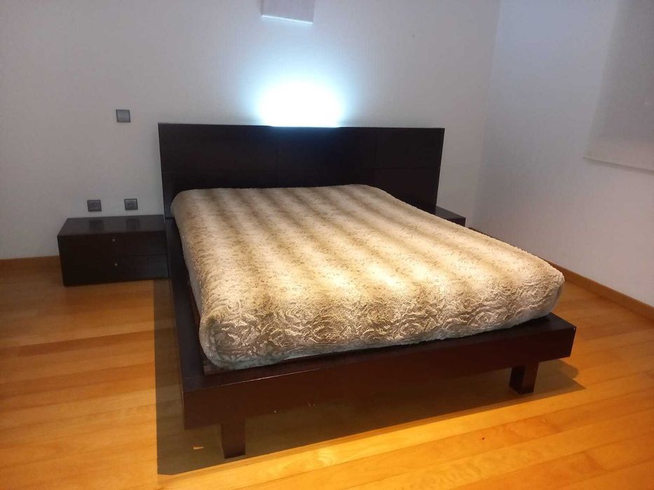 Cama em madeira wengue(sem mesinhas)
