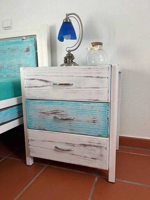 Cama de Solteiro e Mesa de Cabeceira