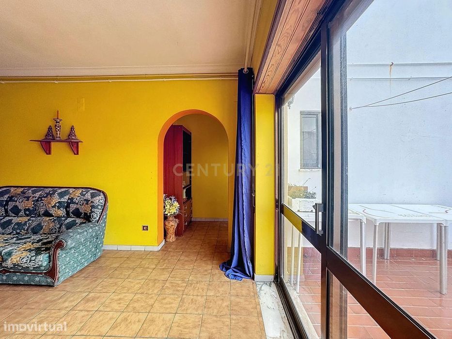 Apartamento T2  - Arrendamento - Bem localizado na Nazaré