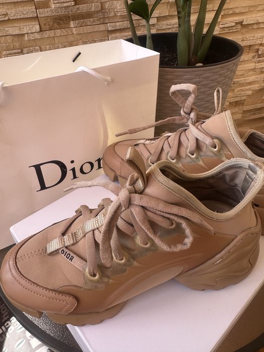 Кроссовки Dior бедевого цвета