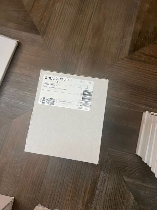 Gira osprzet nowy nierozpakowany puszki ramki