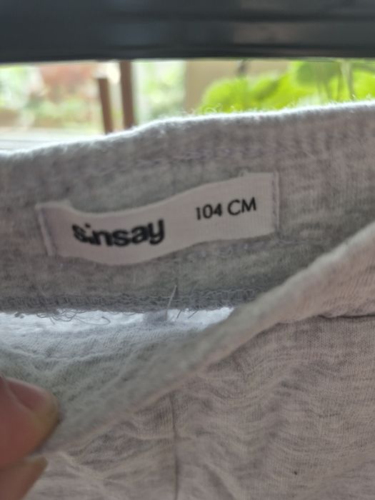 Szare spodnie dresowe rozmiar 104