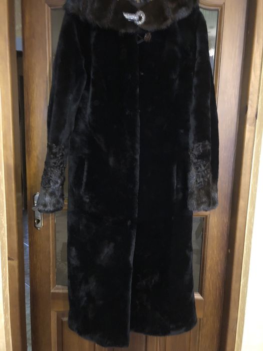 Шуба . Мутон. чорна з темно коричневою норкою.