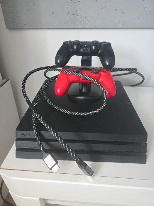 PS4 Pro 1TB + 2 pady + stacja + HDMI – komplet, gotowy do grania