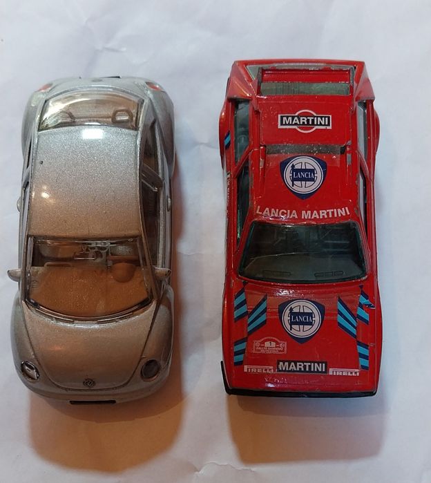Duas miniaturas Burago em escala 1/43