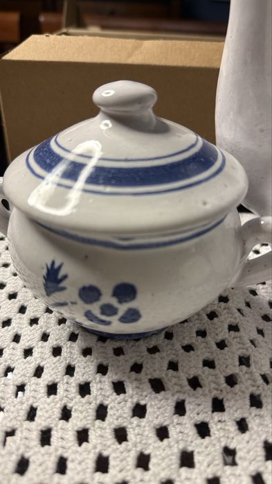 Servico de café regional azul e branco