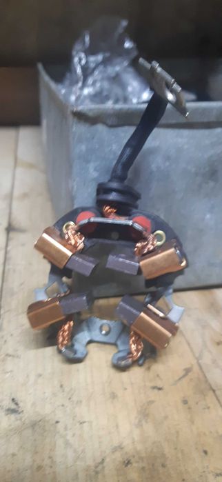 Держатель угольных счеток  стартера  2.0 КВт  Audi, Skoda Superb, Vw