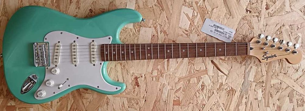 Fender Squier Bullet Stratocaster ht Sfm Seafoam Green