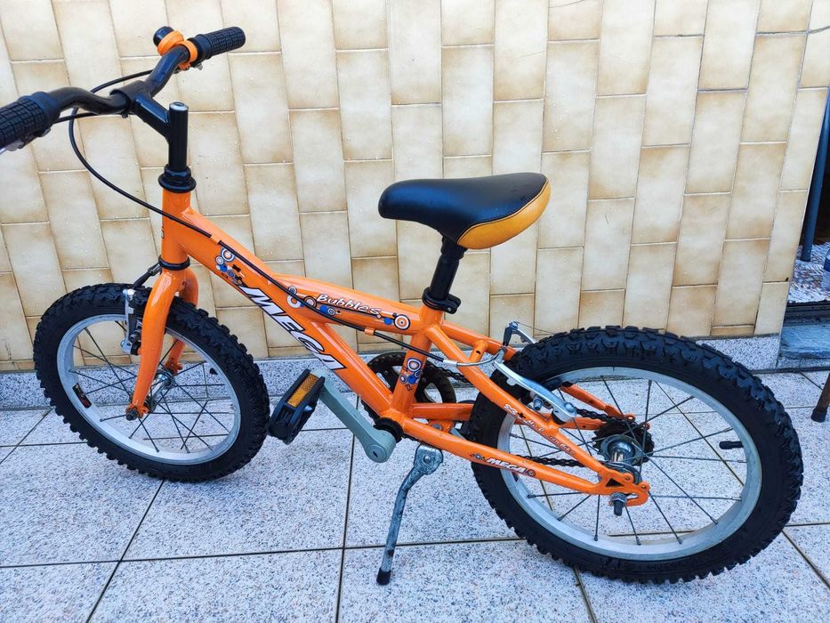 Bicicleta criança como nova (Ofereço capacete)