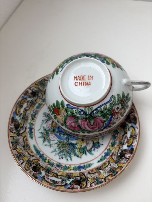 Chávena e pires em porcelana vidrada chinesa, cerca de 1930.
