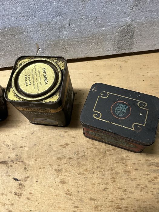 Stare opakowania puszki po herbacie metalowe