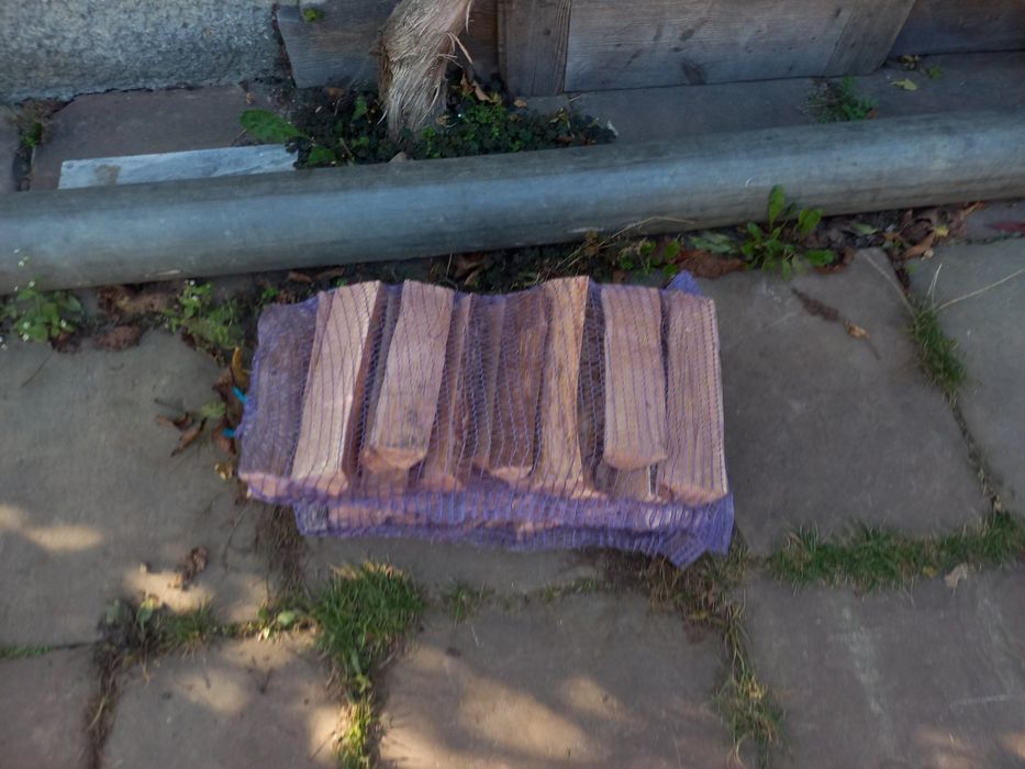 Дрова сухі в сітках