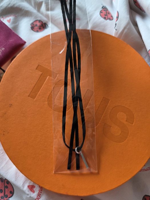 Fio Preto com medalha prateada. Bijuteria