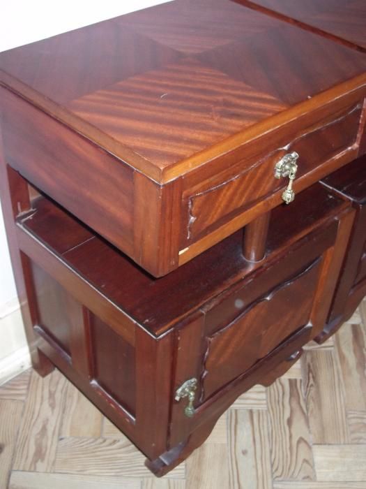 Cama de casal com estrado e mesas de cabeceira