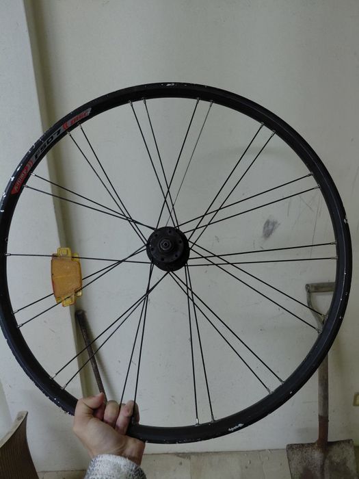 Roda de bicicleta de estrada no estado real que se encontra nas fotos