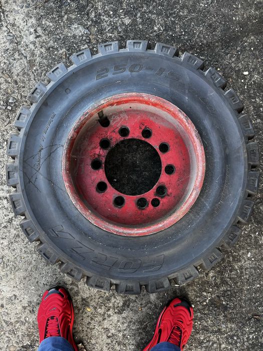 Колеса(цільні) напресовані на диски для вилк. навантажувача LINDE 40