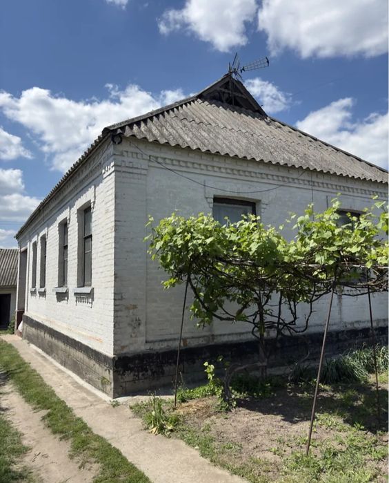 Продається цегляний будинок у центрі смт Рокитне