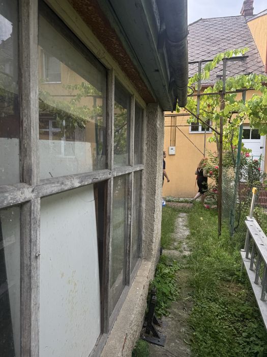 Продаж: частини будинку   з гаражем у центрі Ужгорода терміново