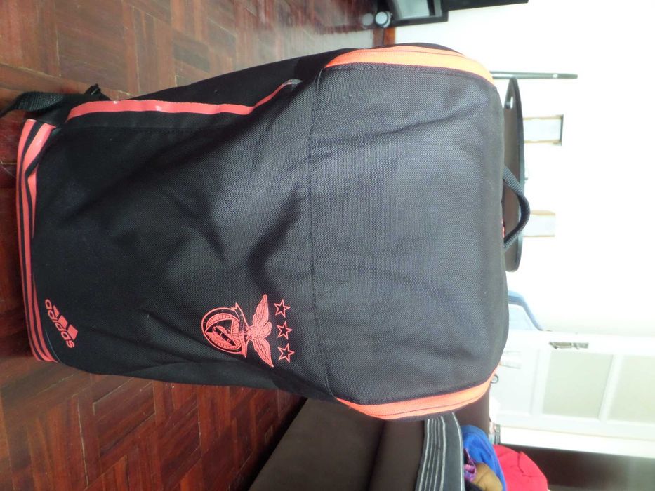 Mochila da Adidas, Preta com Perfis Vermelhos e Simbolos do Benfica. Ideal para desporto ou viagens