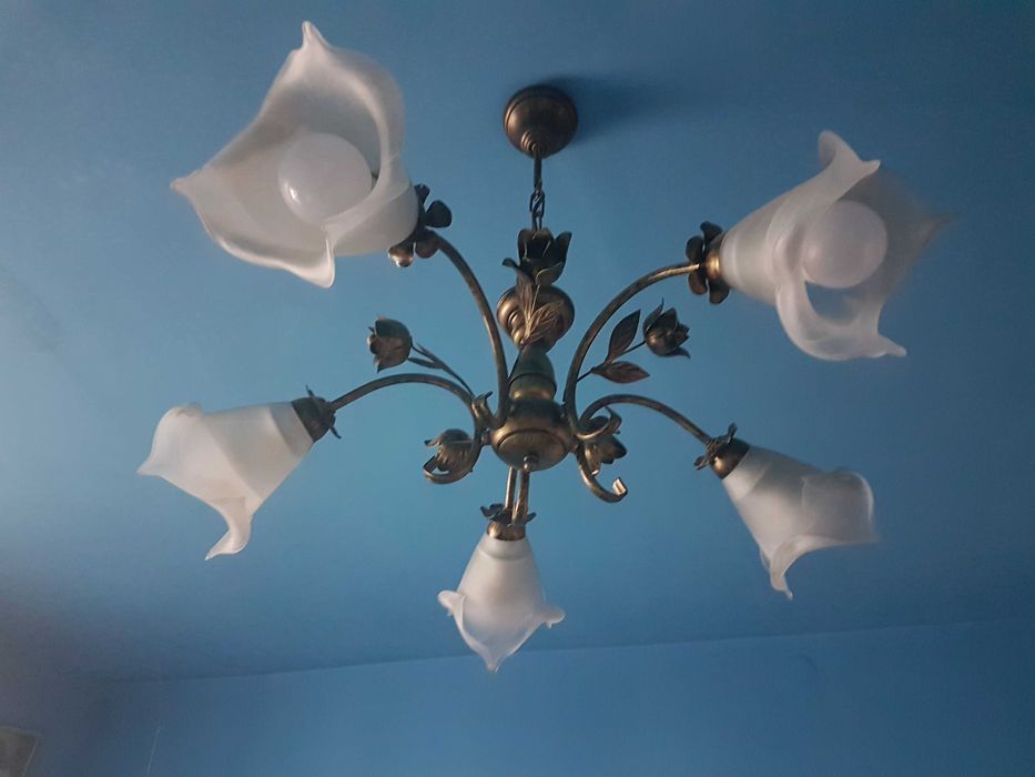 Żyrandol lampa kuty róże na pięć żarówek