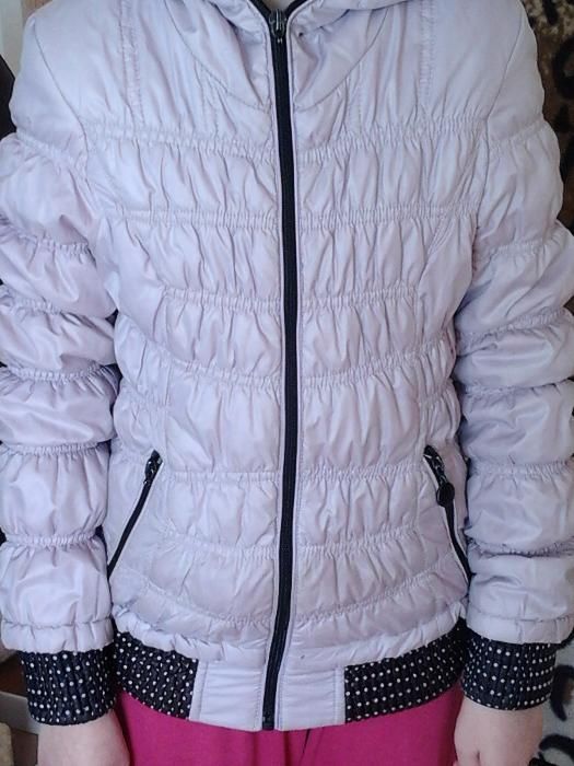 продам демисезонную куртку на девочку