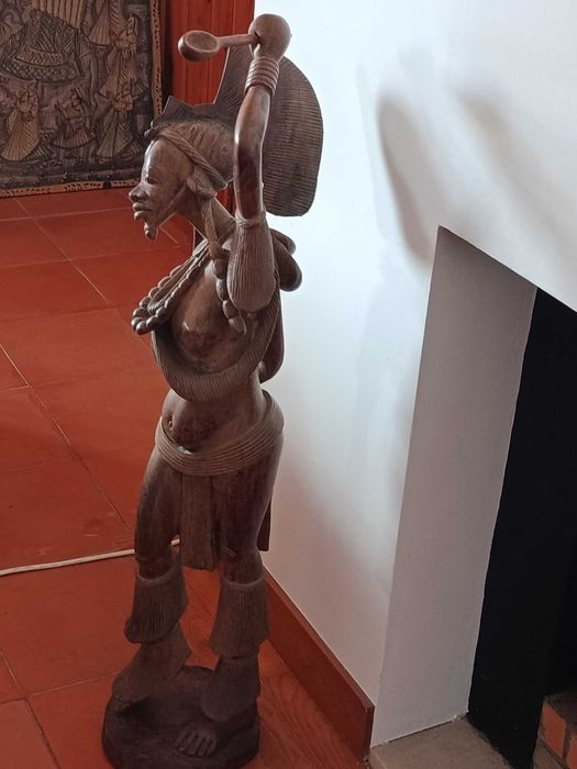 Estátua escultura africana etnica antiga madeira mulher guerreira