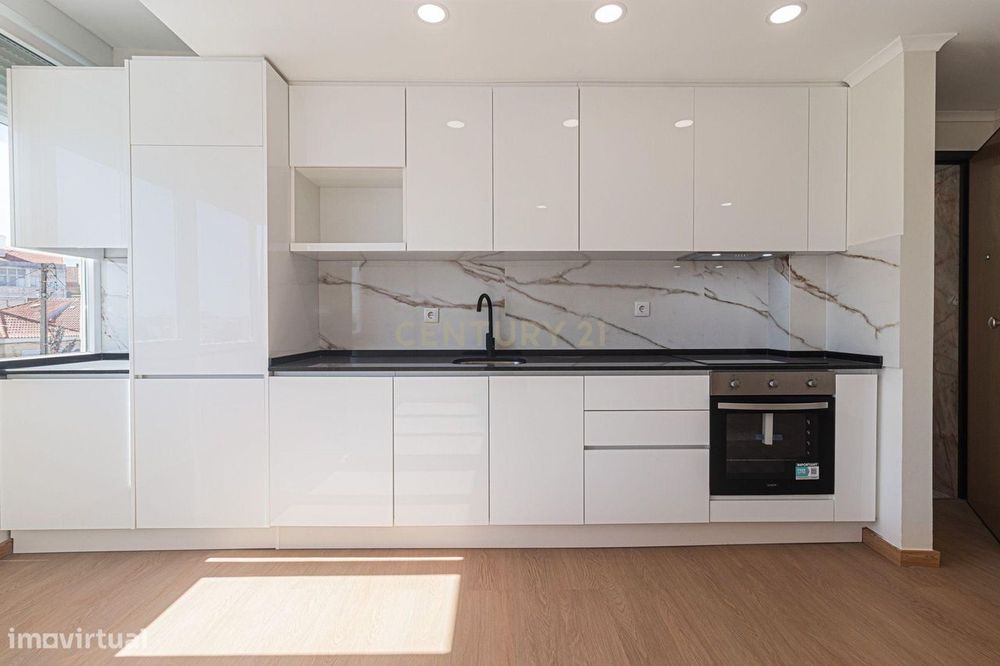 T2 Totalmente Remodelado | Luminosidade, Conforto e Terraço de 45 m²