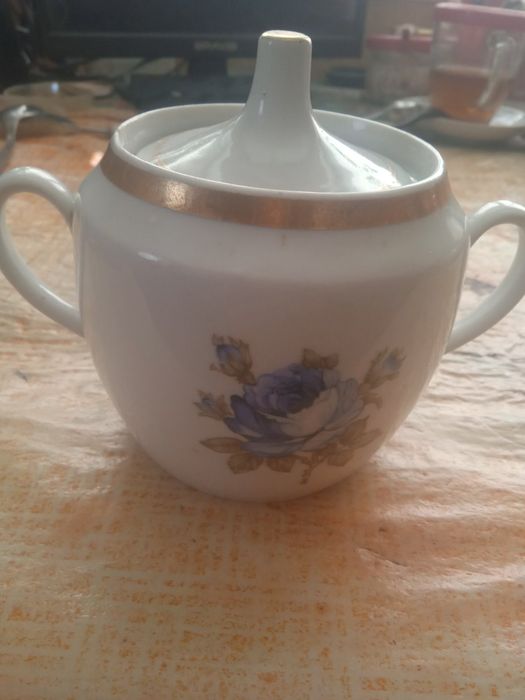 Посуда - сахарница, пиалки