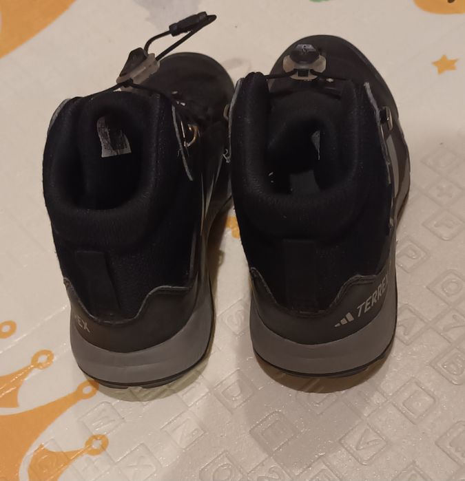 Дитячі кросівки Adidas.