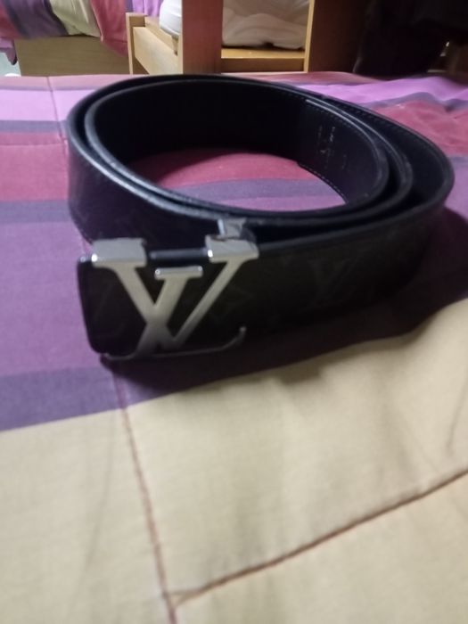 Vende se cinto da LV pois não lhe dou uso , ótimo estado e a bom preço