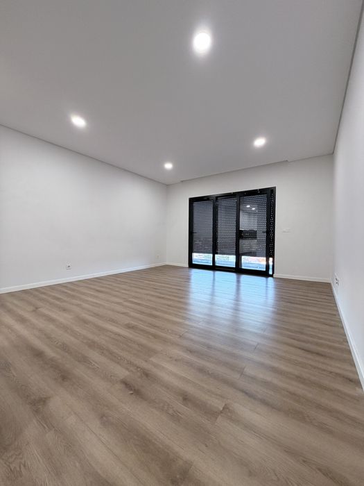 T1 semi novo para arrendamento em Famoes, Odivelas