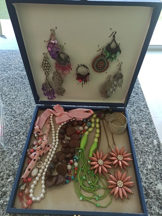 Colares brincos e pulseiras novos