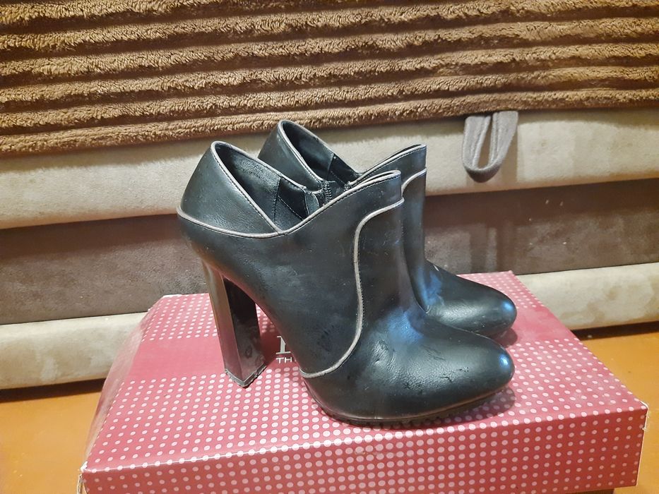 Туфлі на високих підборах