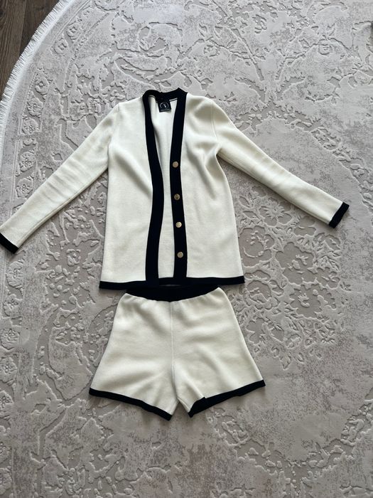 Білий кардиган з шортами