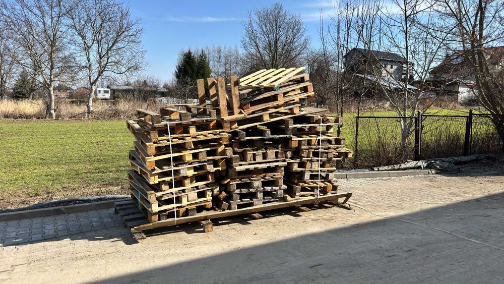 połamane palety drewniane