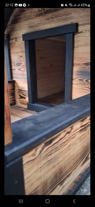 Большая деревянная будка