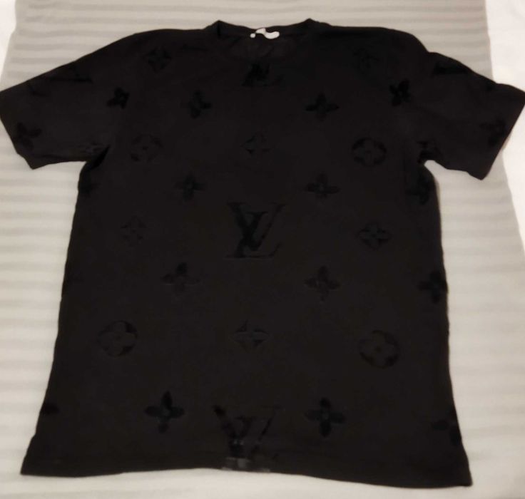 Футболка Louis Vuitton - чёрная.