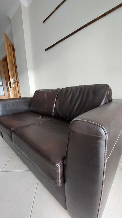Sofá cama em pele castanho escuro