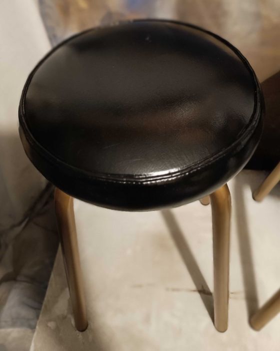 3 Bancos antigos preto e dourado