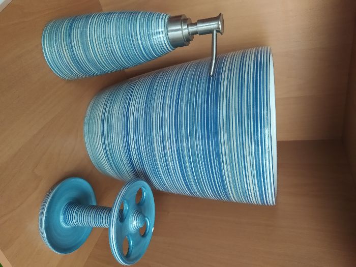 Porcelanowy komplet łazienkowy porcelana niebieski pasy